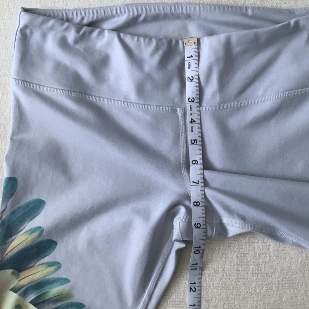 Alo Yoga Goddess Ribbed Legging Woman’s Size Large Tropical Feathers Print/Grey - Picture 10 of 13